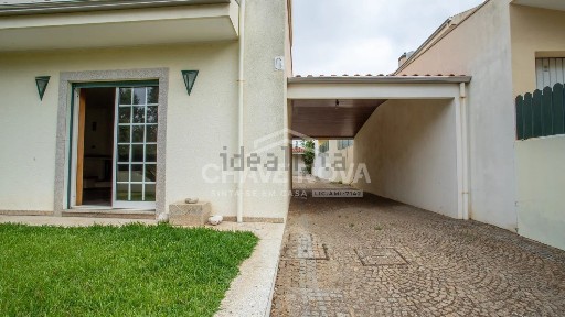 Moradia geminada à venda na Rua Figueiras de Baixo s/n