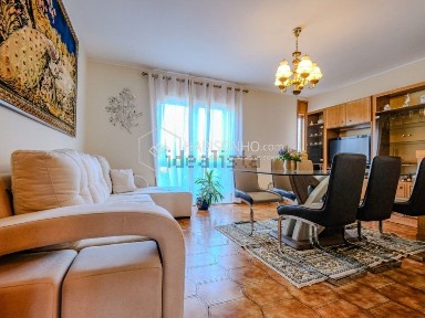 Apartamento T3 à venda na Rua Raúl Brandão