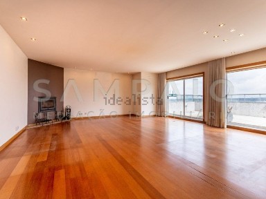 Apartamento T4 à venda na Avenida José Joaquim Ribeiro Teles