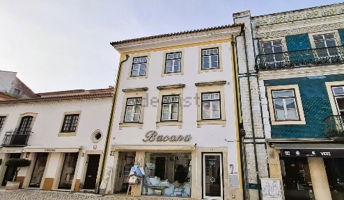 Apartamento T3 à venda na Rua Serpa Pinto, 68
