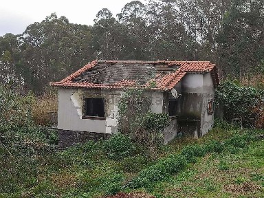 Moradia independente à venda no Caminho da Levada Grande