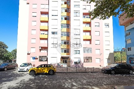 Apartamento T3 à venda na Rua Fialho de Almeida