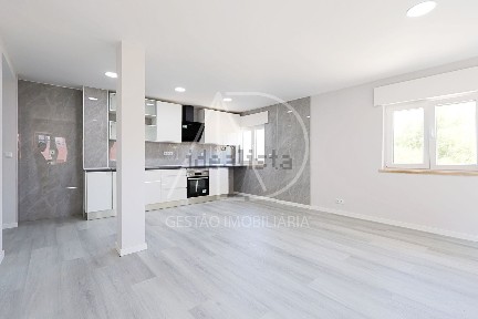Apartamento T2 à venda na Rua Associação de Reformados de Corroios s/n