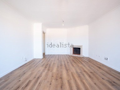 Apartamento T3 à venda na Rua Américo da Silva Marinho, 14