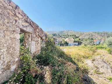 Moradia independente à venda em R. Ribeiro da Relva