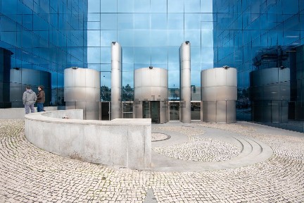 Arrendamento de escritório com espaços partilhados na Rua Carlos Alberto da Mota Pinto, 17