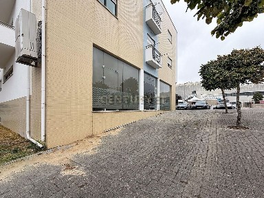 Arrendamento de espaço comercial na Rua Tomás Ribas, 3