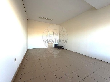 Espaço comercial à venda na Rua Cónegos de Landim