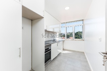 Arrendamento de apartamento T3 na Estrada de Laveiras