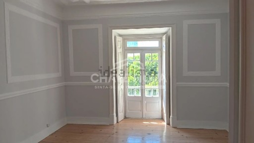 Arrendamento de apartamento T5 na Avenida Luís Bívar
