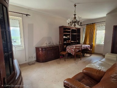 Apartamento T4 à venda na Rua Rui de Sousa s/n