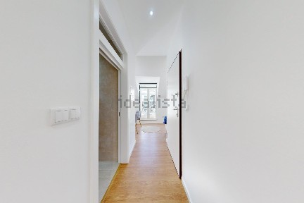 Apartamento T2 à venda na Rua do Vale de Santo António
