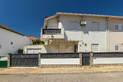 Moradia geminada à venda na Rua 12