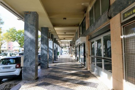 Espaço comercial à venda em Pontinha e Famões