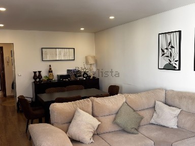 Apartamento T3 à venda no Monte dos Burgos