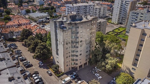 Apartamento T4 à venda na Rua Neiva