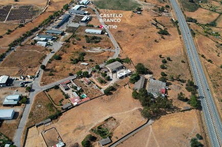Armazém à venda na Praça Rainha Dona Leonor
