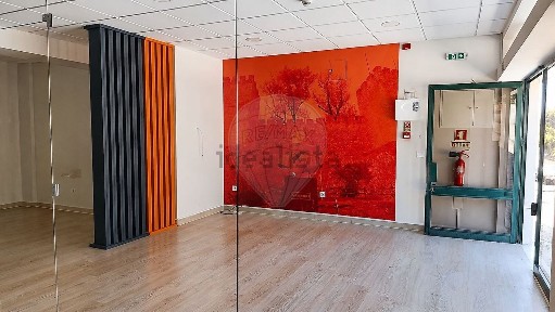 Arrendamento de espaço comercial na Rua 25 de Abril