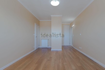 Arrendamento de apartamento T4 na Rua de Bustes, 727