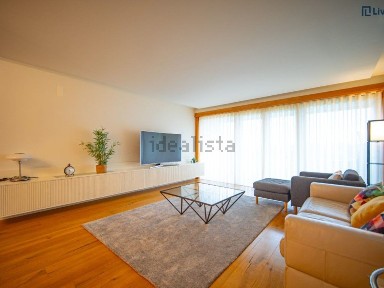 Arrendamento de apartamento T4 na Rua Manuel Moreira Barros, 618 c