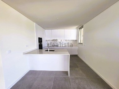 Arrendamento de apartamento T3 na Rua Doutor Albino Aroso