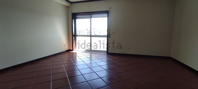 Arrendamento de apartamento T3 na Rua de Salgueiros, 997