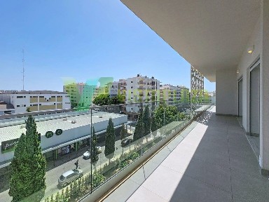 Apartamento T2 à venda na Rua Padre Vitorino