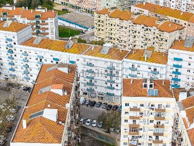 Espaço comercial à venda na Rua Professor Manuel Bernardo das Neves