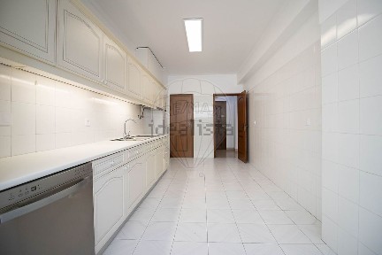 Arrendamento de apartamento T3 na Rua João de Barros