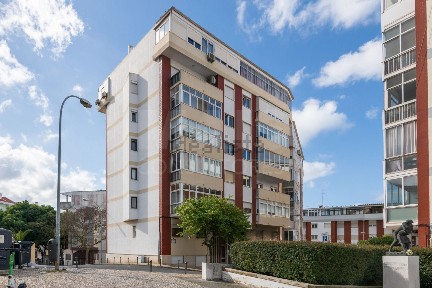Apartamento T4 à venda na Rua Carlos Luz
