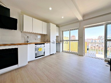 Apartamento T3 à venda na Rua Engenheiro Lúcio de Azevedo