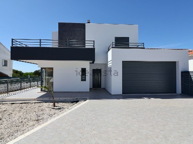 Moradia independente à venda na Boavista