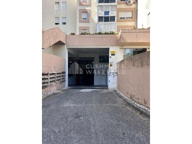 Armazém à venda na Rua Amílcar Cabral
