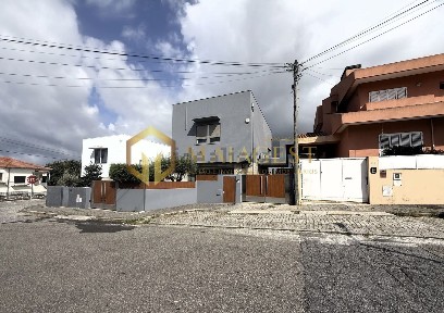 Moradia independente à venda na Travessa Negreira