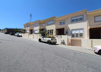 Apartamento T4 à venda na Rua Padre Avis de Brito