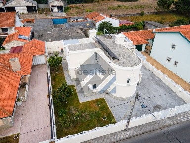 Moradia independente à venda na Rua Dona Filipa de Lencastre