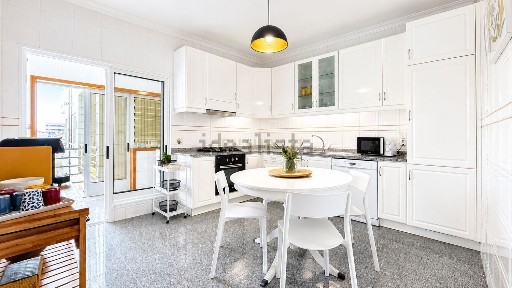Apartamento T2 à venda na Rua Nova dos Loureiros, 20