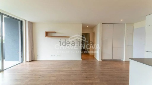 Apartamento T3 à venda na Rua Monsenhor David Adélio