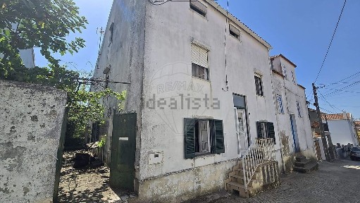 Moradia independente à venda na Rua dos Pinhos Mansos