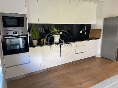 Arrendamento de apartamento T3 na Rua do Pinheiro Manso, 88