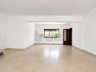 Arrendamento de apartamento T4 na Rua Pereira e Sousa