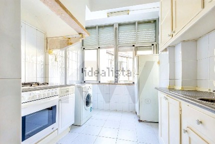Apartamento T1 à venda na Avenida General Roçadas