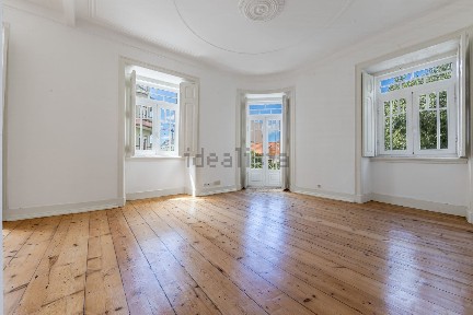 Apartamento T6 à venda na Rua Coelho da Rocha, 50