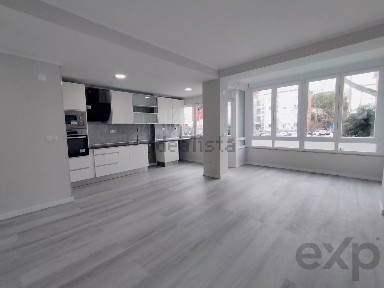 Apartamento T2 à venda na Rua António Sérgio, 10