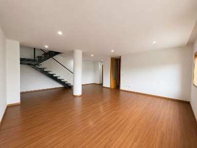 T3 Duplex impecável no centro Paredes