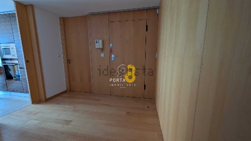 Arrendamento de apartamento T4 na Avenida da República
