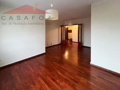 Arrendamento de apartamento T3 em Requesende