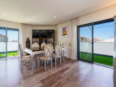 Apartamento T3 à venda na Rua Engenheiro Barata Correia, 22