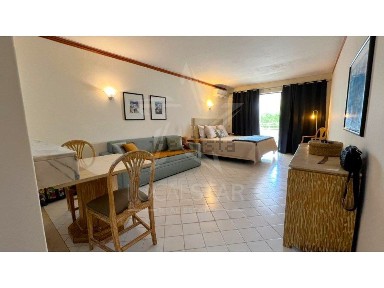 Apartamento T0 à venda na Rua Columbano Bordalo Pinheiro, 6