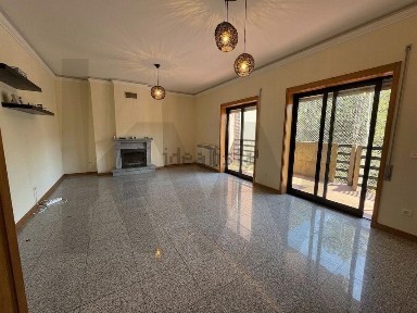 Arrendamento de apartamento T3 na Rua Camilo Castelo Branco, 24